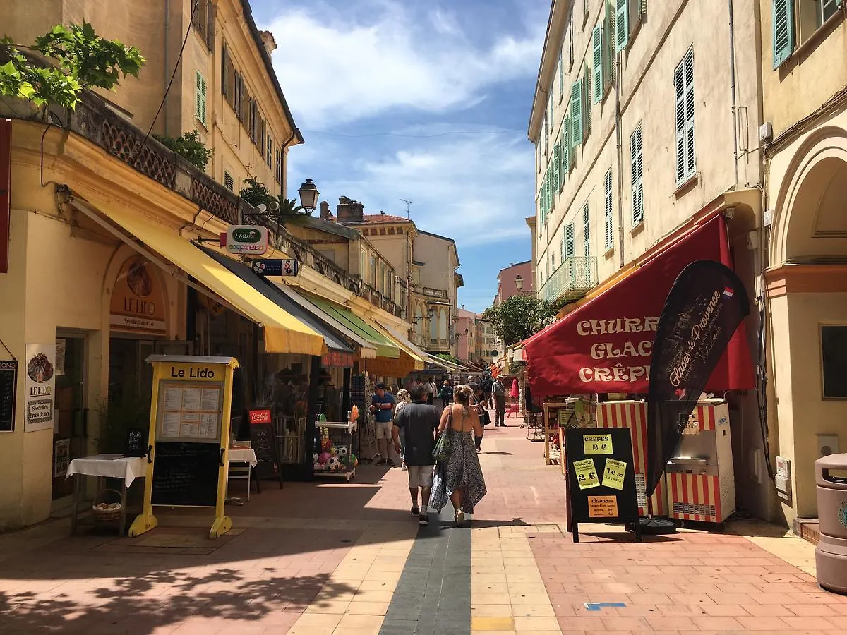Le Louvre Daire Menton 0*,  Fransa