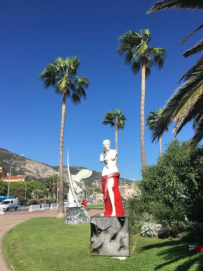 Le Louvre Daire Menton 0*,