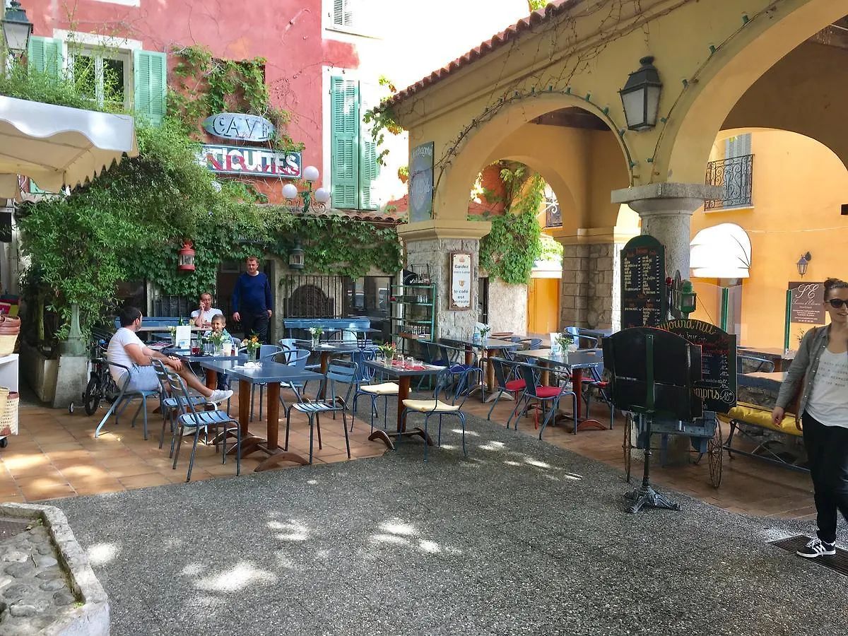 Le Louvre Daire Menton Fransa